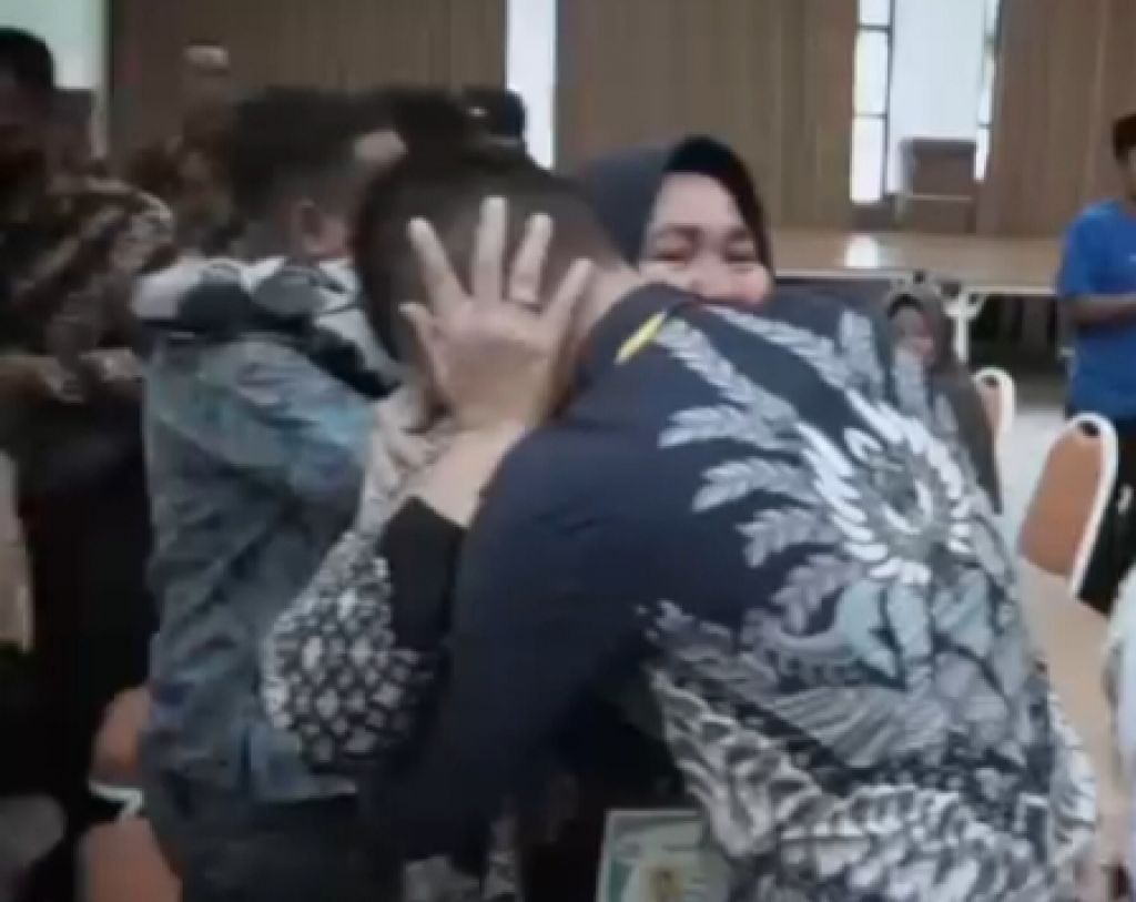 Seorang peserta memeluk ibunya usai dinyatakan lulus Bintara Polri