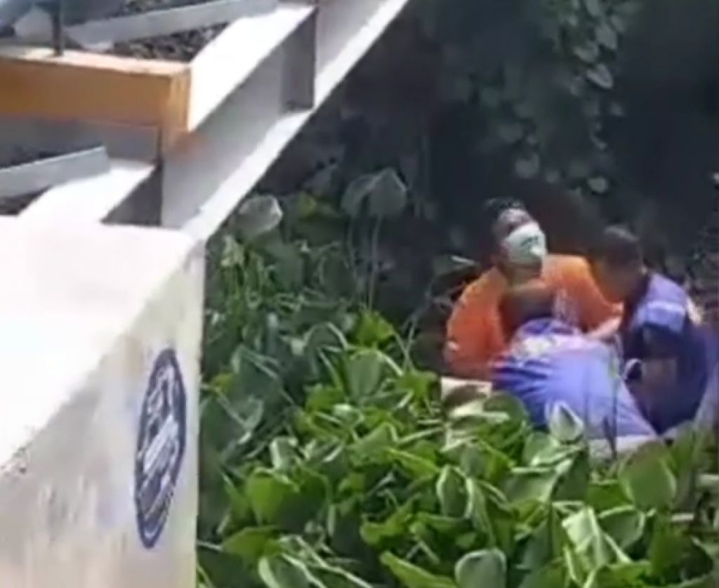 Evakuasi jenazah yang ditemukan di Sungai Jombong