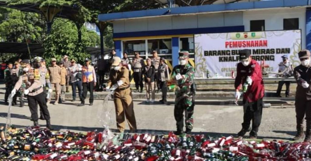 Polres Sukabumi Kota memusnahkan ribuan botol mihol dan knalpot