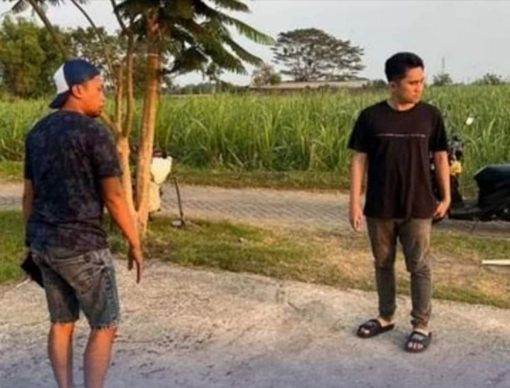 Anggota Polres Kediri sedang mencari barang bukti tambahan