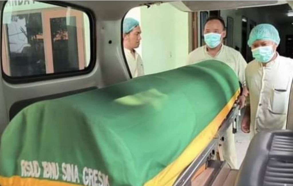 Jenazah Ahmad saat hendak diautopsi di RS Ibnu Sina Gresik
