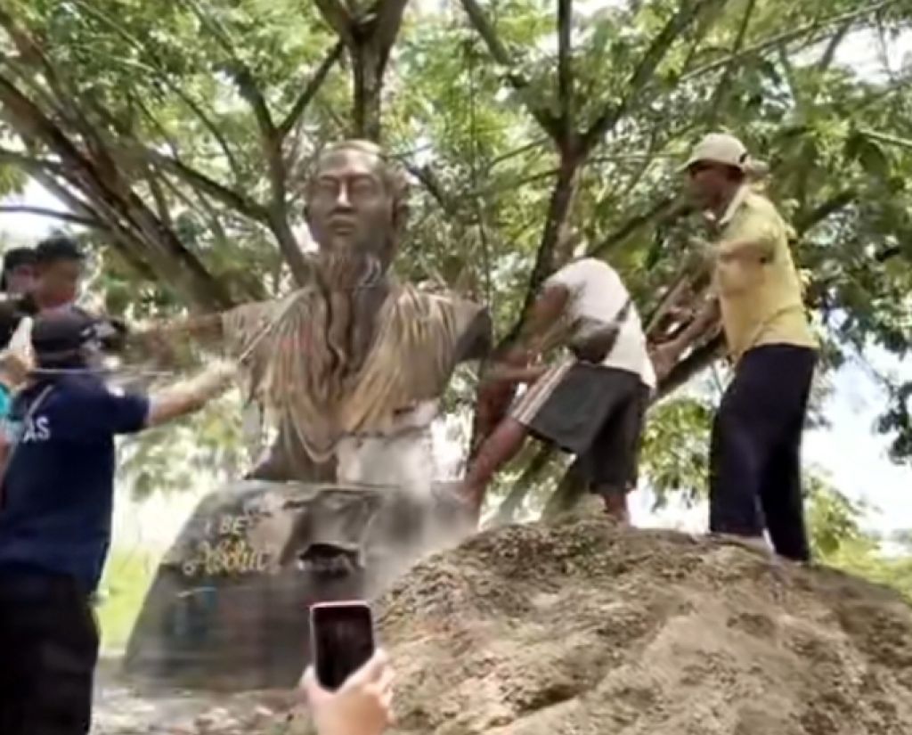 Warga Desa Sekapuk merobohkan patung Pak Inggih di wisata Kebun Pak Inggih