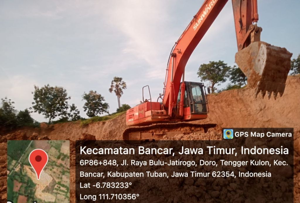 Excavator sedang mengeruk material tambang di Desa Sembungin
