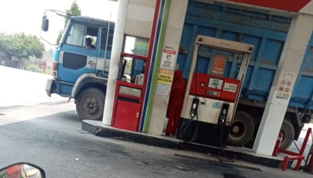 Truk tronton yang diduga mengisi solar bersubsidi di SPBU