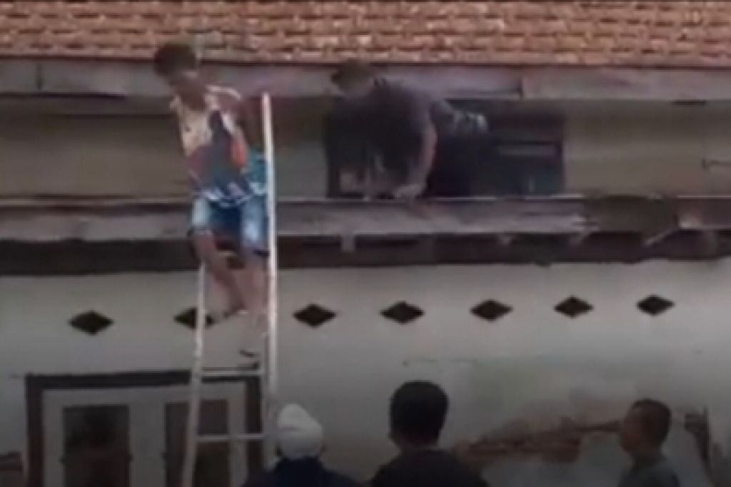 Azis saat keluar dari tempat persembunyiannya