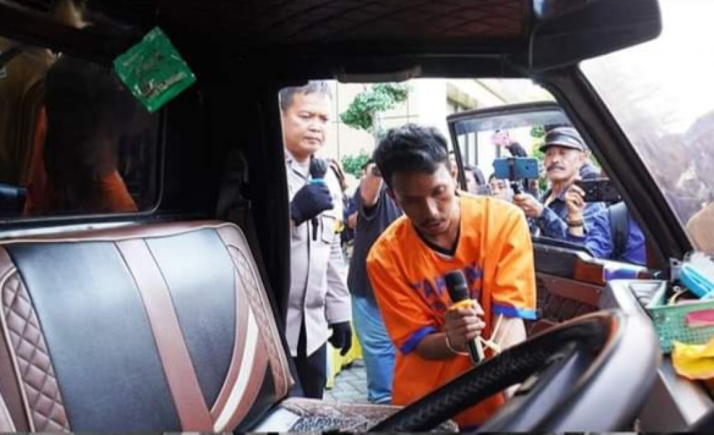 Wahyu Ria Kurniawan dan mobil yang dibawa untuk beli solar