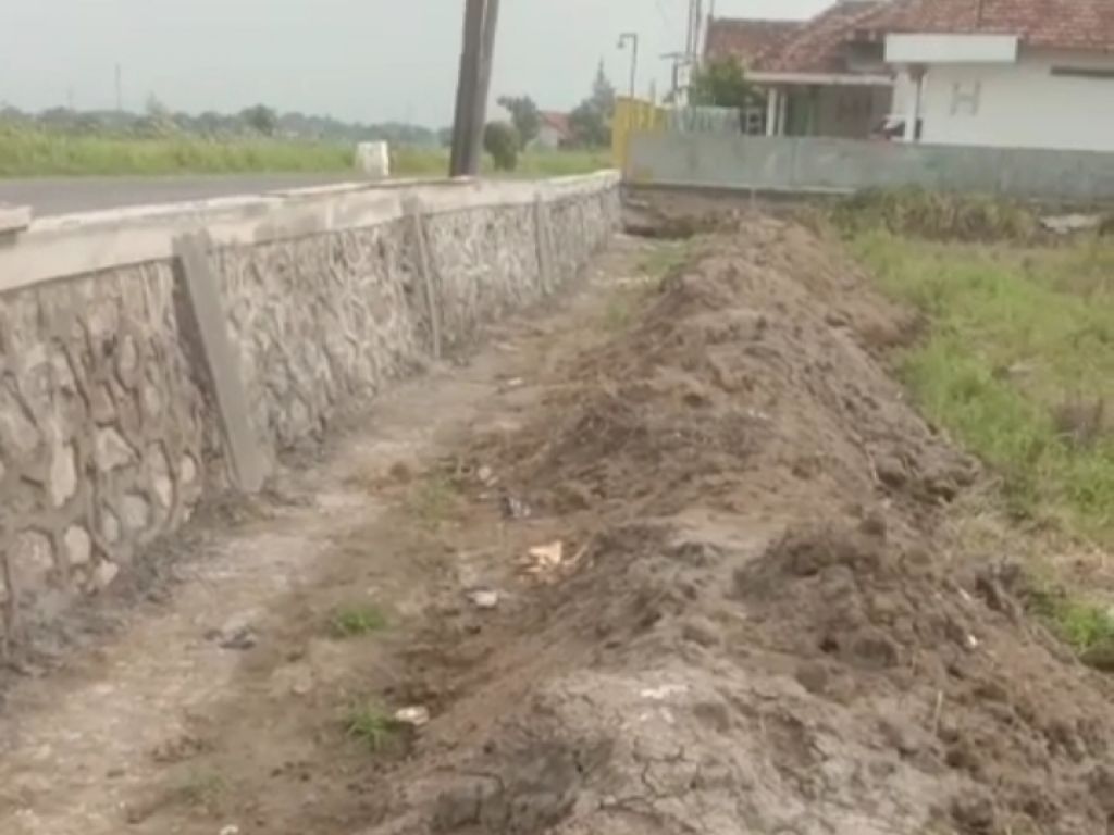 Pekerjaan tembok penahan tanah (TPT) di Dusun Glongong, Desa Gampingrowo