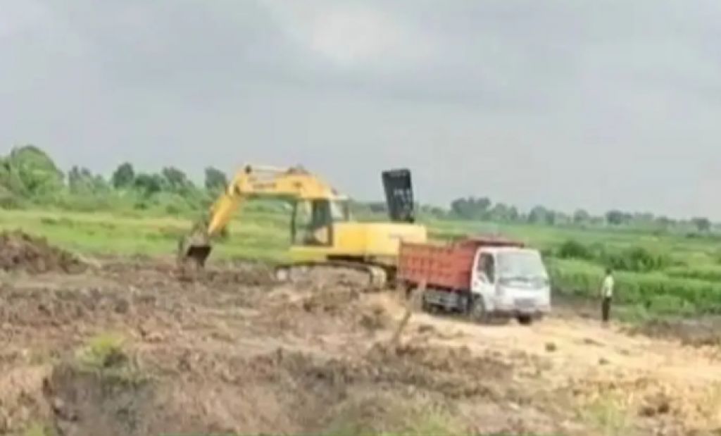 Tampan excavator memuat material tambang ke atas bak truk di Desa Gredek. (Foto : ist)