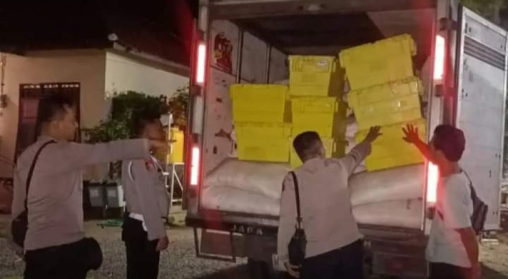Anggota Polres Sumbawa Barat menangkap kendaraan yang memuat pupuk bersubsidi