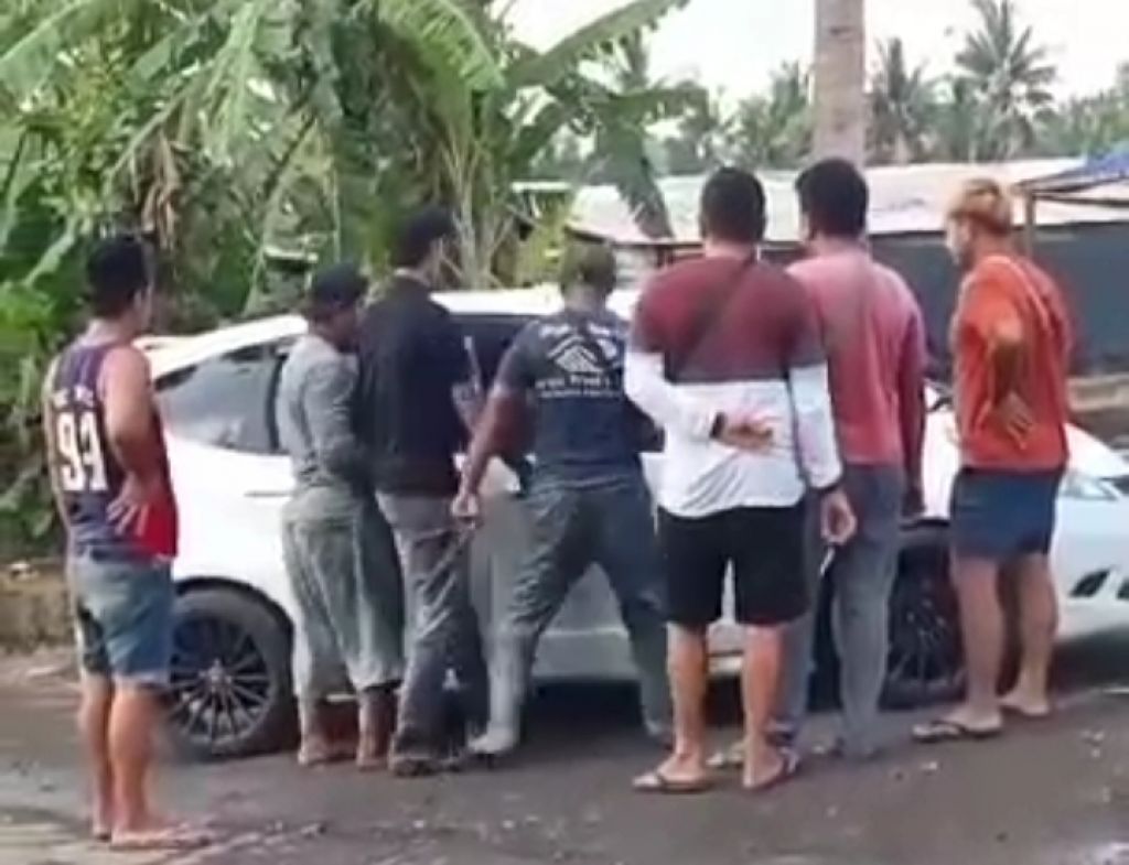 Sejumlah pria diduga preman mengepung seorang wartawan usai mengambil dokumentasi tambang di Bedewang