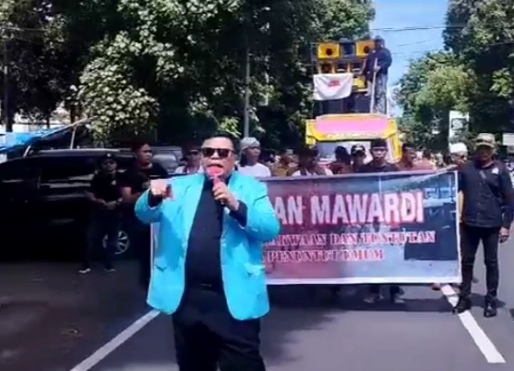 Demo dukungan terhadap Kepala Desa Langko
