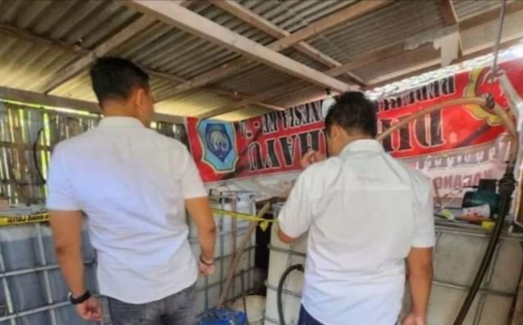 Unit 4 Satreskrim Polres Lamongan di gudang penimbunan BBM