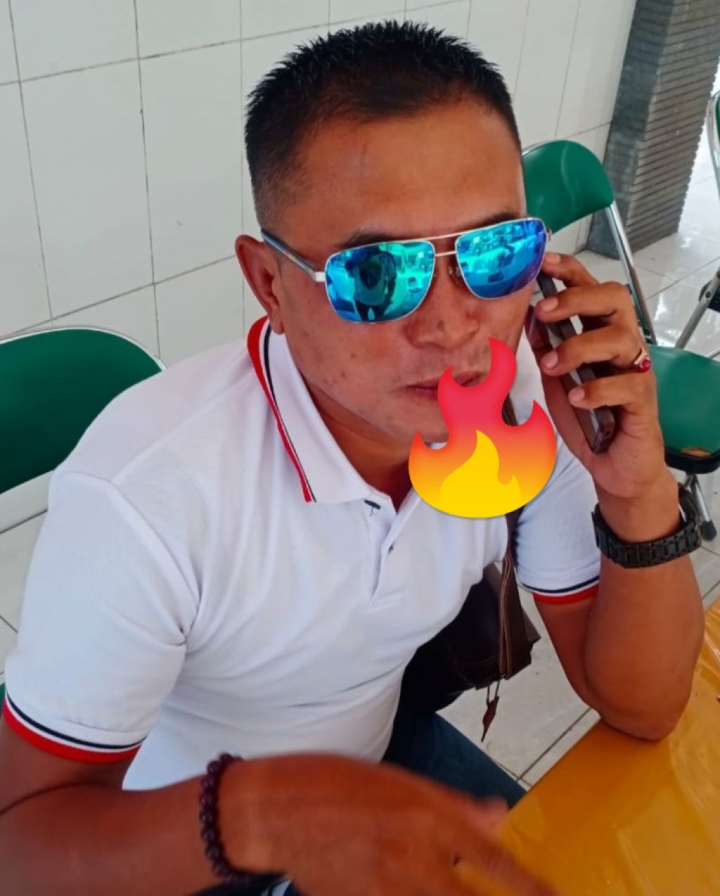 Surianto, Kades Turirejo saat keluar rumah