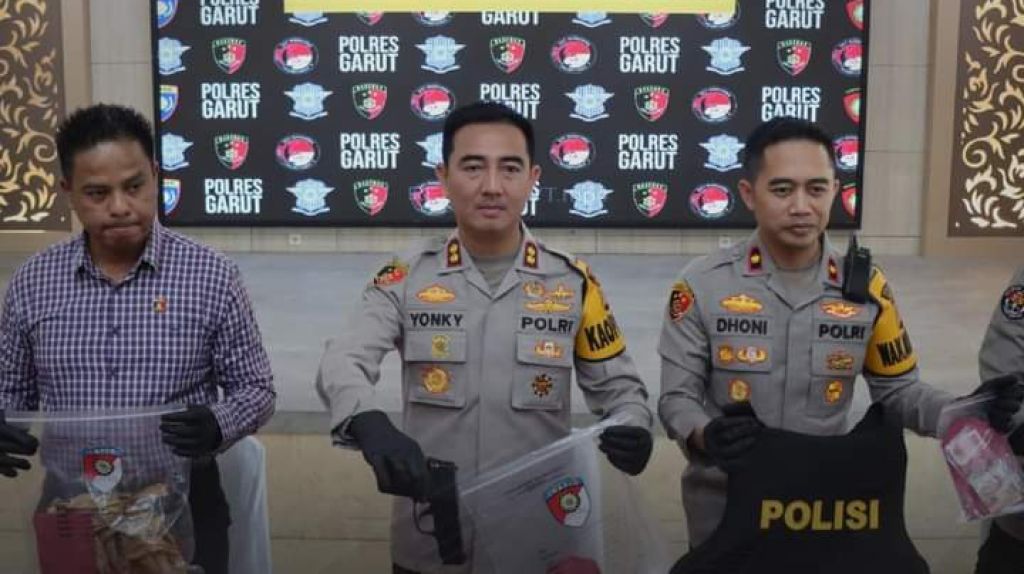 AKBP Rohman Yonky Dilatha memimpin press release tindak pidana pencurian dengan kekerasan