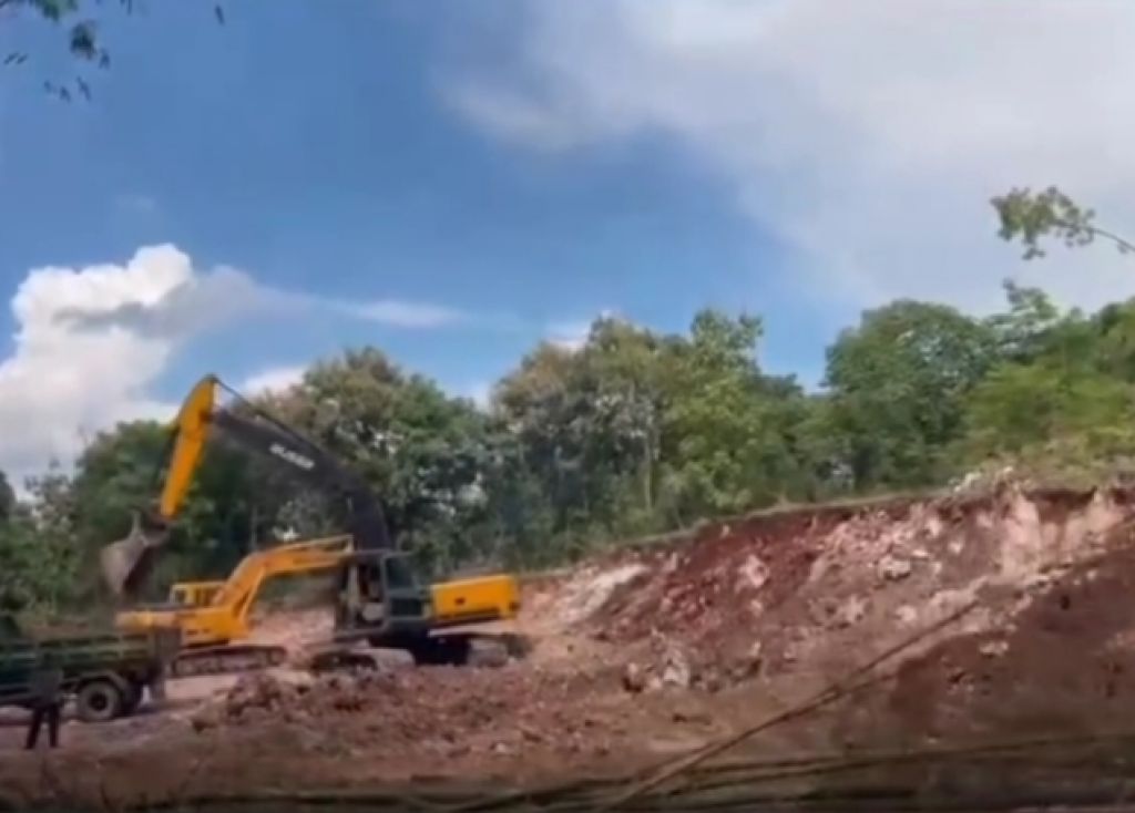 Tambang galian C ilegal di Dusun Cemanis, Desa Langsar, Kecamatan Saronggi, Kabupaten Sumenep.