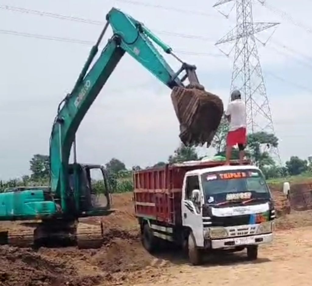 Tambang galian c di aktivitasnya. Kondisi itu terjadi di Dusun Mendek, Desa Kutogirang, Kecamatan Ngoro, Kabupaten Mojokerto