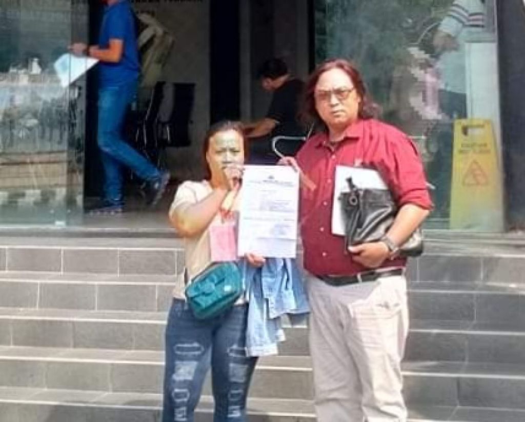 Irma Sari dan Dodik Firmansyah usai laporan di Polrestabes Surabaya
