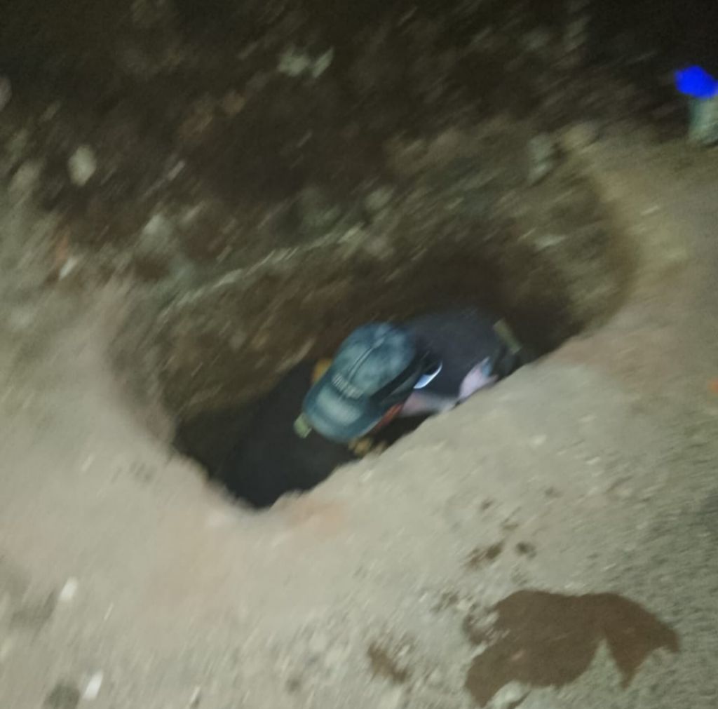 Seorang pekerja sedang berupaya menarik kabel Telkom