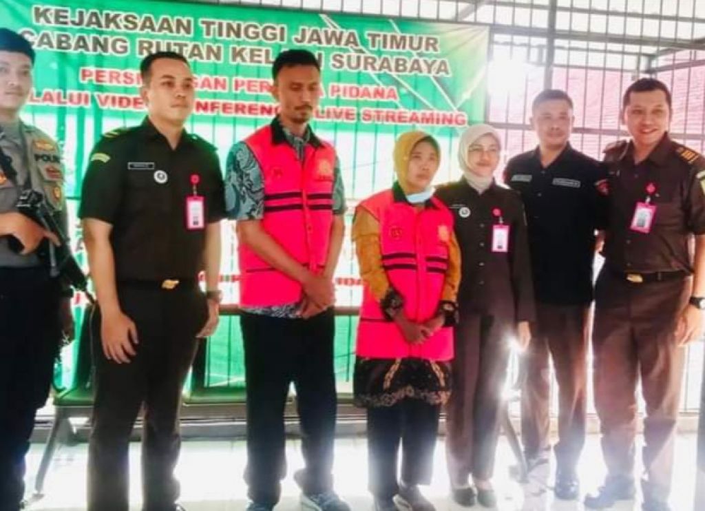 M Anas dan Ula Dewi Purwanti (pakai rompi tahanan)