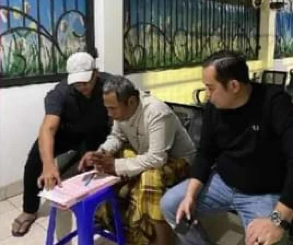 Istafudin (tengah) saat tandatangan surat penangkapan