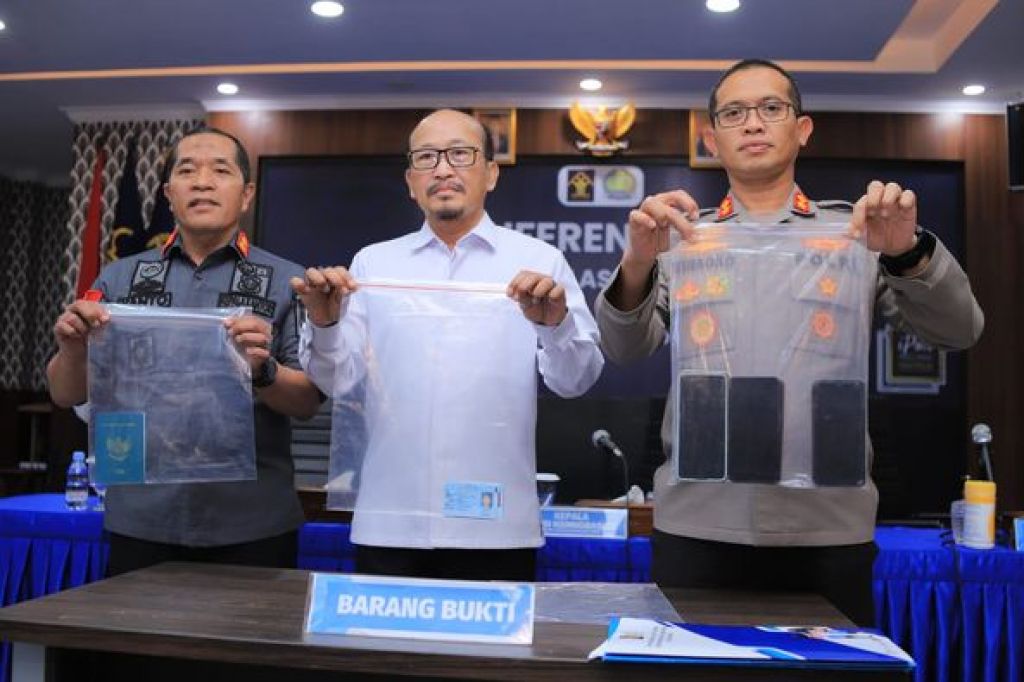 Barang bukti yang diamankan Imigrasi Ponorogo