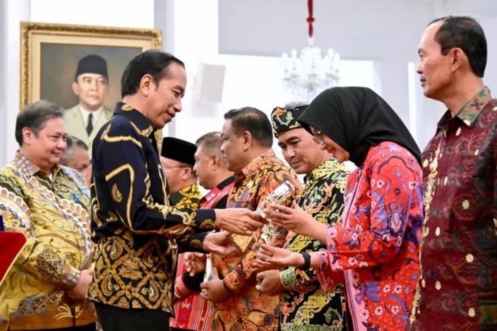 Presiden Jokowi saat memberi selamat kepada Bupati Banyuwangi
