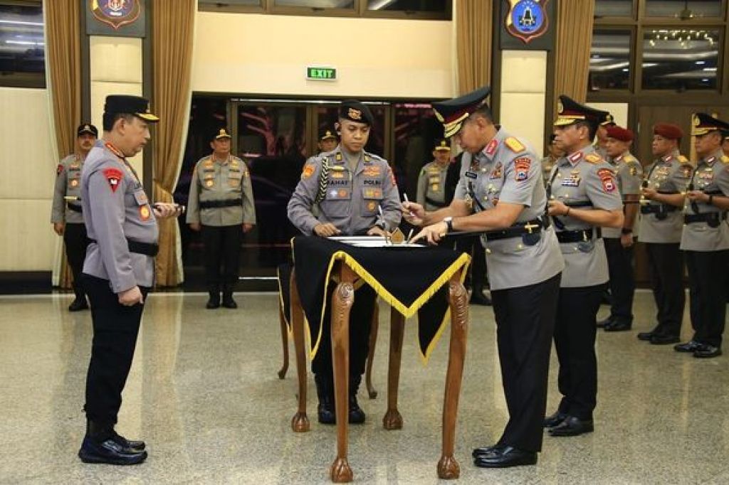 Irjen Pol Andi Rian Djajadi resmi menyerahkan tongkat estafet kepemimpinan Polda Kalsel