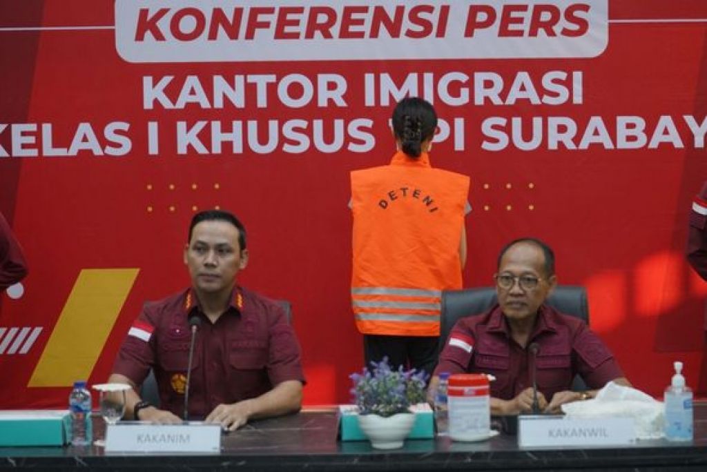 Kakanwil Kemenkumham Jatim, Imam Jauhari saat konferensi pers di Kantor Imigrasi Surabaya