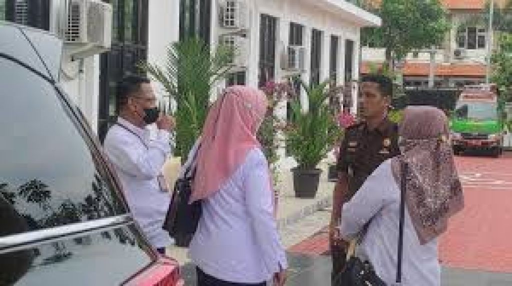 Pejabat Diskoperindag Gresik usai diperika Kejari