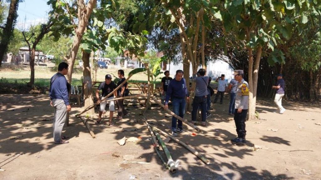 Polisi menggrebek arena judi sabung ayam yang beroperasi di Desa Gejukjati