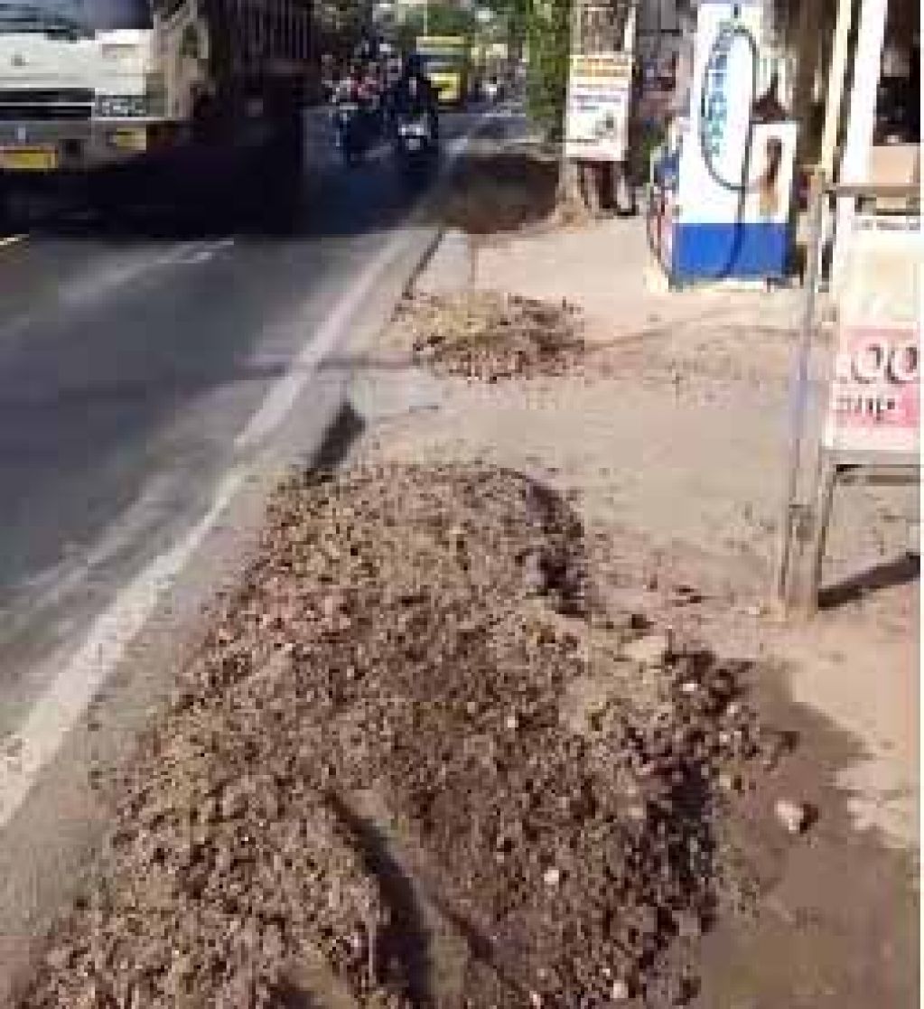 Bekas galian di tepi Jalan Raya Domas yang diperkirakan gali kabel Telkom