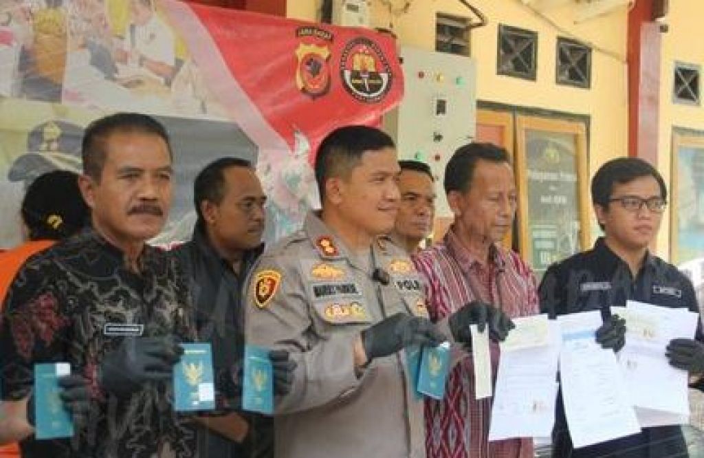 Kabid Humas Polda Jabar, Kombes Pol. Ibrahim dan jajaran menunjukkan bukti paspor