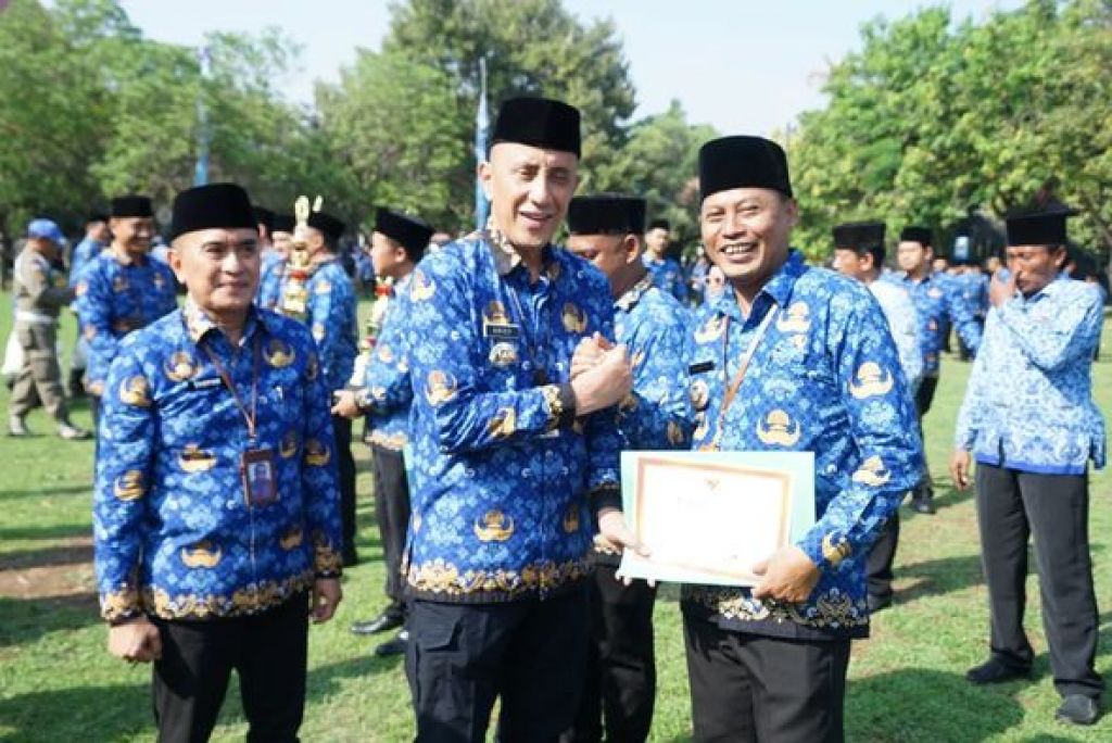 Pj. Bupati ketika memberikan pengarahan pada upacara Hari Jadi KORPRI ke-52 di Kabupaten Bangkalan
