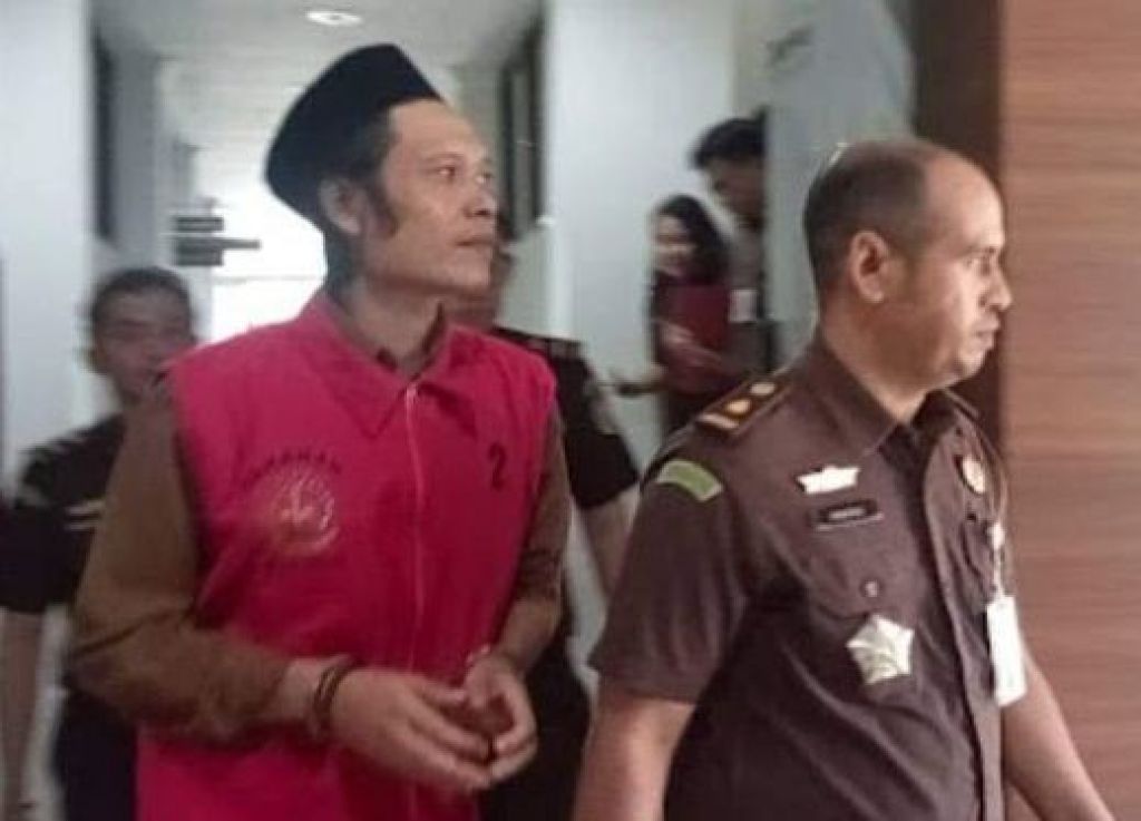 Kades Gemel saat dilakukan penahanan