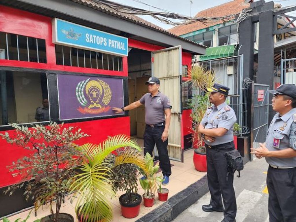 Asep Sutandar memastikan bahwa Lapas Kelas I Malang, yang berisikan 2818 WBP, tetap dalam kondisi aman dan terkendali.