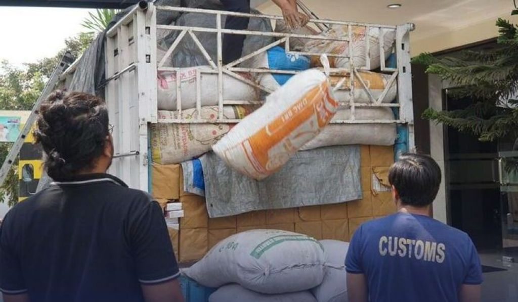 Upaya peredaran jutaan batang rokok ilegal yang ditimbun dengan pupuk dan sekam