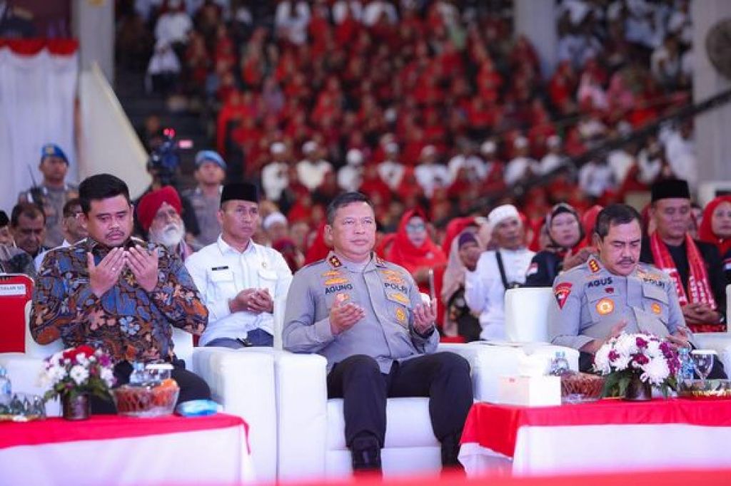 Irjen Pol Agung Setya Imam Effendi (tengah)