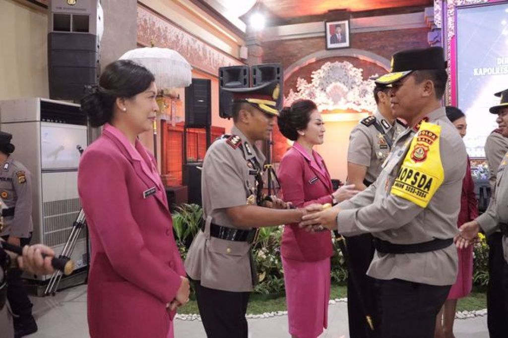 Kapolres Klungkung resmi diserahterimakan dari AKBP I Nengah Sadiarta kepada AKBP Umar