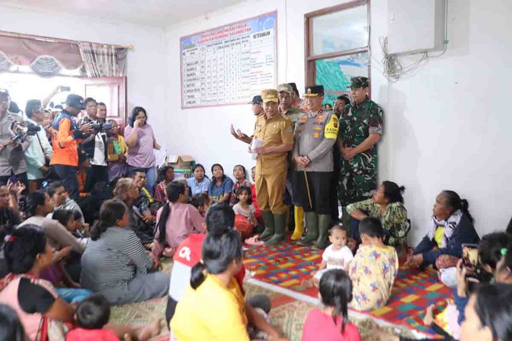 Kapolda Sumut menemui korban longsor