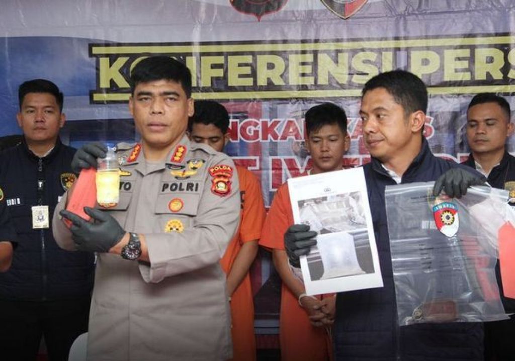 ROS Bin Sapril Pilly (22 tahun) dan BOJ Bin Elpino Gani Satria (28 tahun)