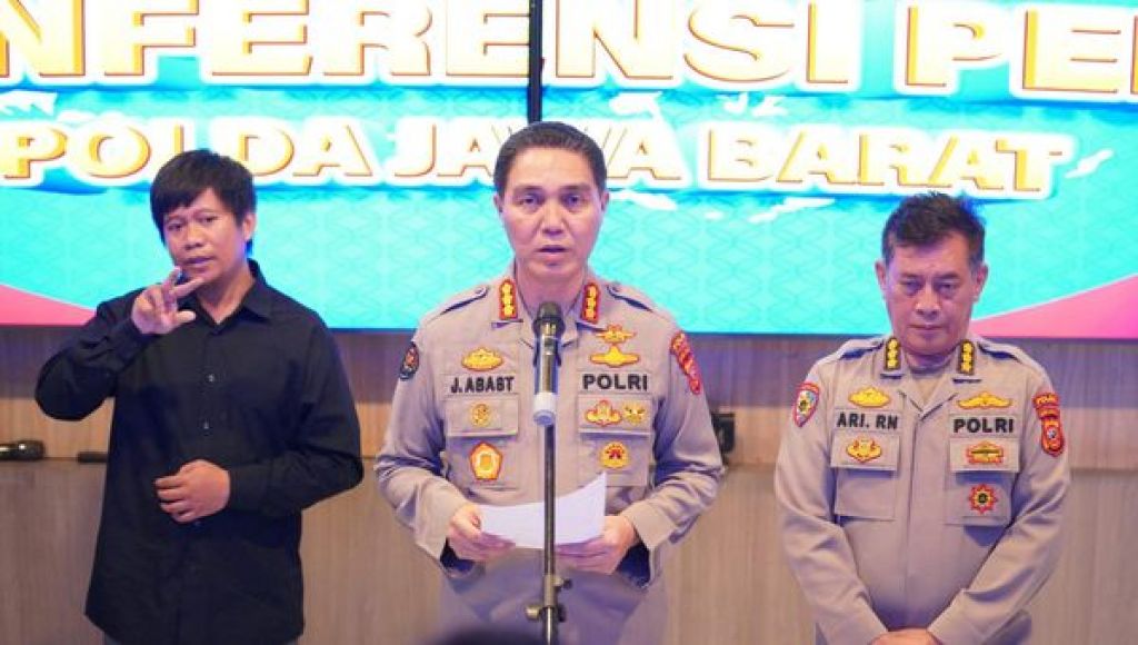 Kombes Pol. Jules Abraham Abast saat konpers
