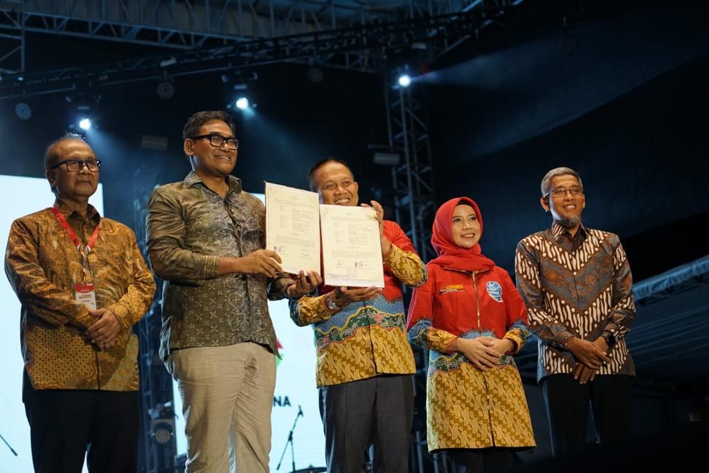 Penyerahan beasiswa secara simbolis