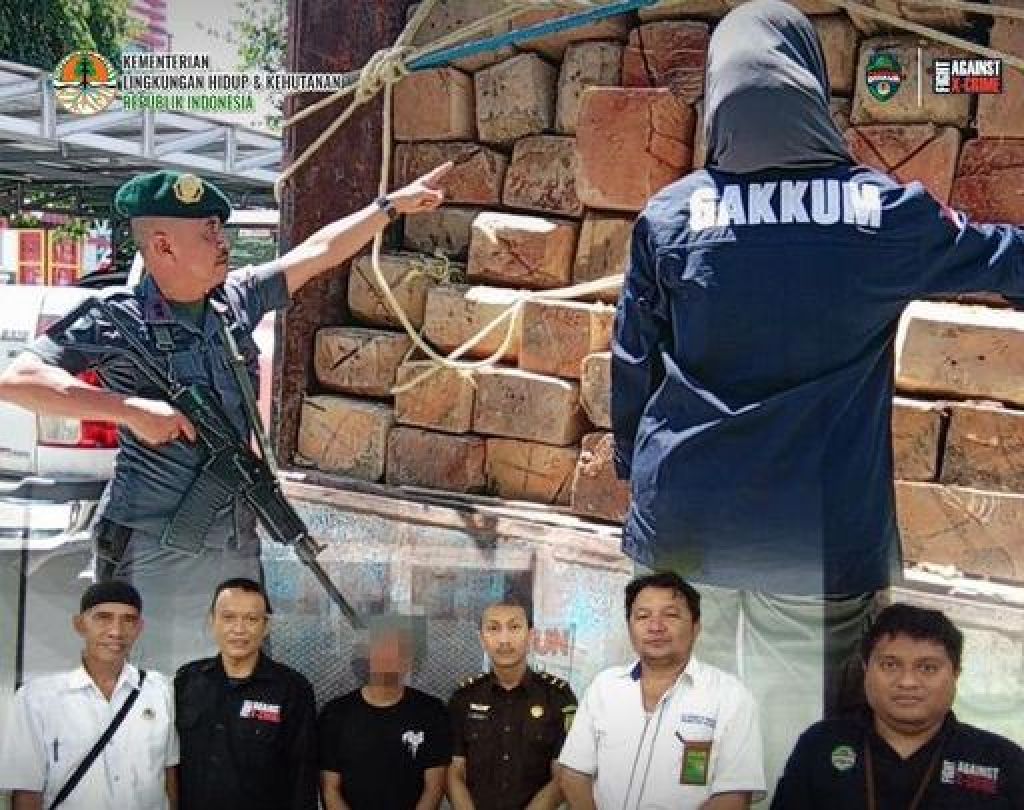 Penyerahan tersangka dan barang bukti kasus pengangkutan kayu ilegal kepada pihak Kejaksaan Negeri Donggala