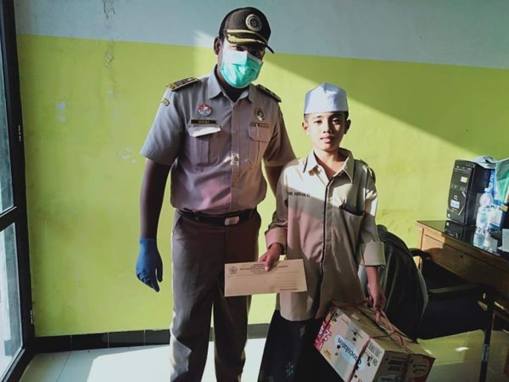 Seorang santri dari Probolinggo mendatangi Pelayanan Karantina Pertanian Gresik