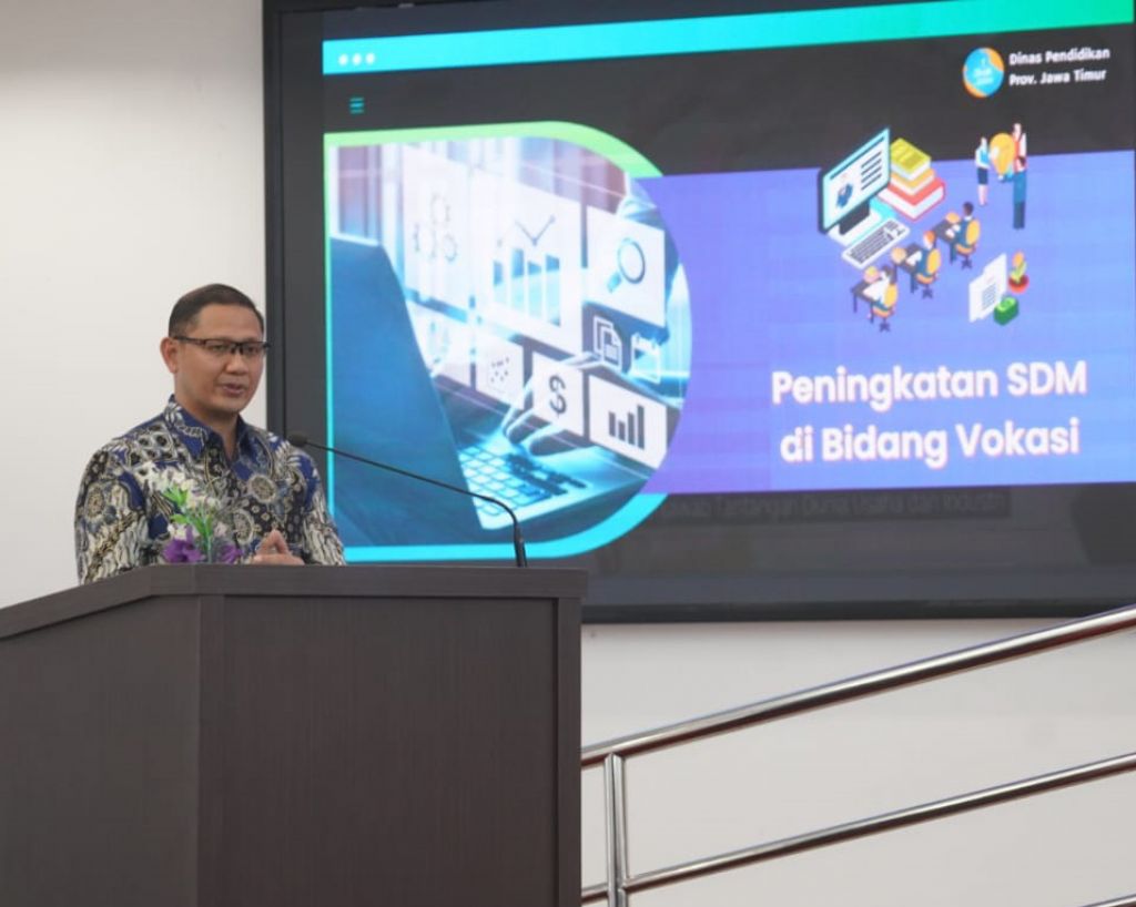 Kepala Dinas Pendidikan Provinsi Jawa Timur saat memberikan kuliah umum