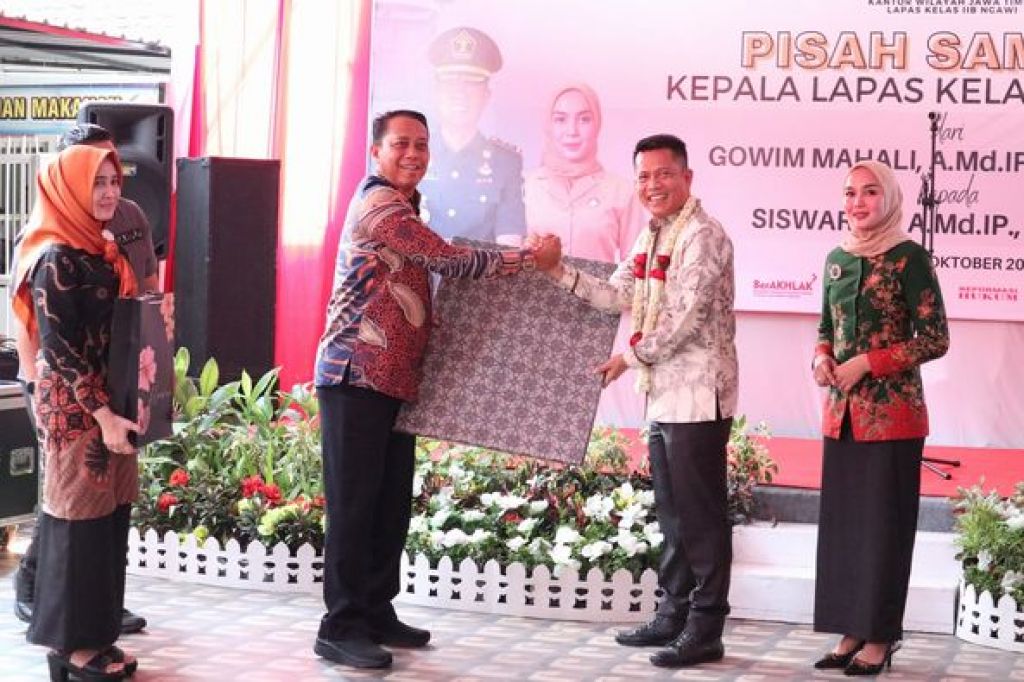 Gowim Mahali, melepaskan jabatannya kepada pejabat baru, Siswarno