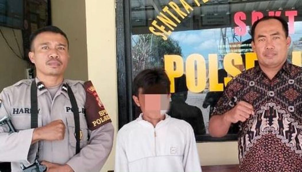 SB, pelaku pencurian (tengah)