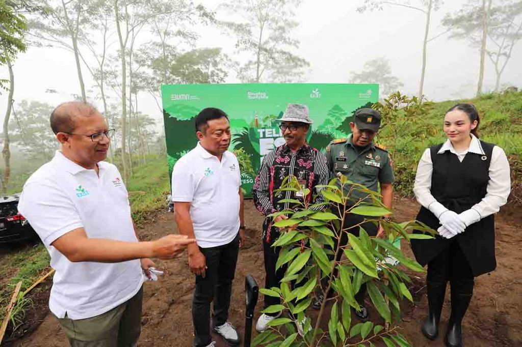 (Kiri ke kanan) Heri Supriadi, Ririek Adriansyah, Sudibyo, Kapten Arm Wahyu Kuncoro, dan Chelsea Islan usai pelaksanaan simbolis penanaman 1.000 bibit pohon di Desa Girikerto 