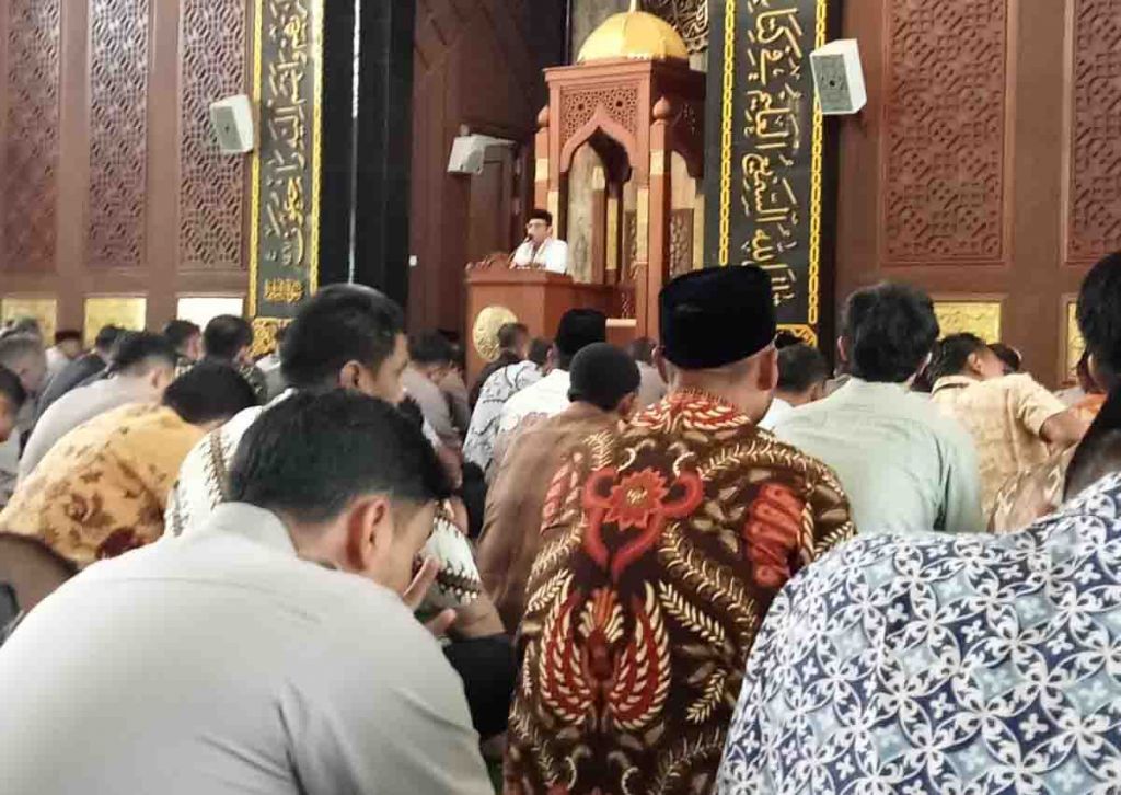 KH Abdul Mutholib jadi khotib di Masjid Arif Nurul Huda
