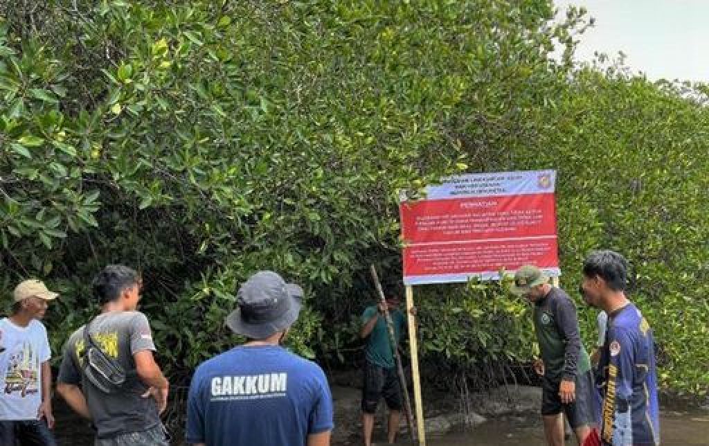 Penindakan terhadap petambak udang yang membuat kerusakan lingkungan dari Kawasan Taman Nasional Kerimun Jawa (TNKJ).